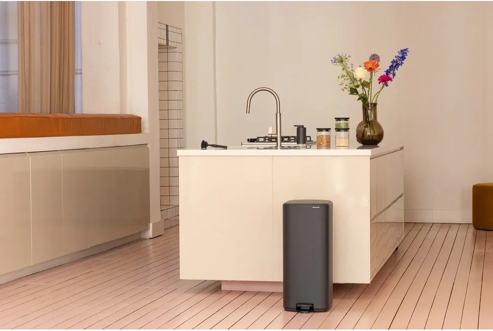 Coș de gunoi gri închis cu pedală din oțel 30 l Bo – Brabantia