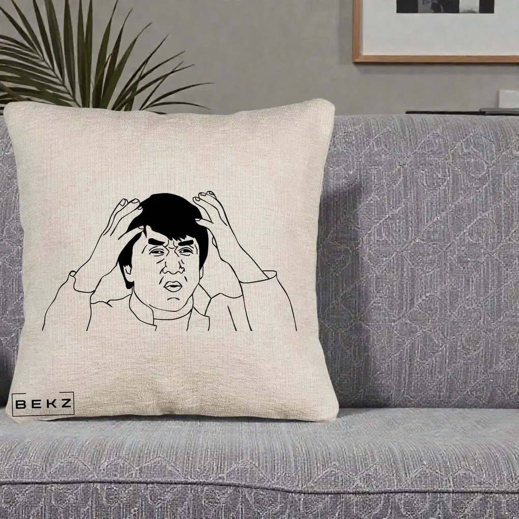 Perna Decorativa Jackie Chan WTF, 40x40 cm, Bej Canapea, Husa Detasabila, Perna Inclusa, BEKZ®