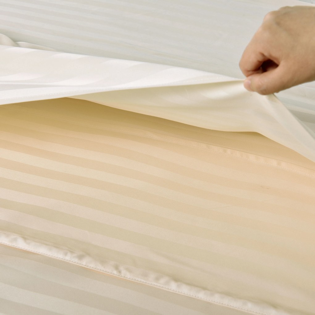 Lenjerie de pat hoteliera din microfibra JASMINE sampanie - dunga 2 cm Dimensiunile lenjeriei: 2 buc 70 x 90 cm | 200 x 220 cm