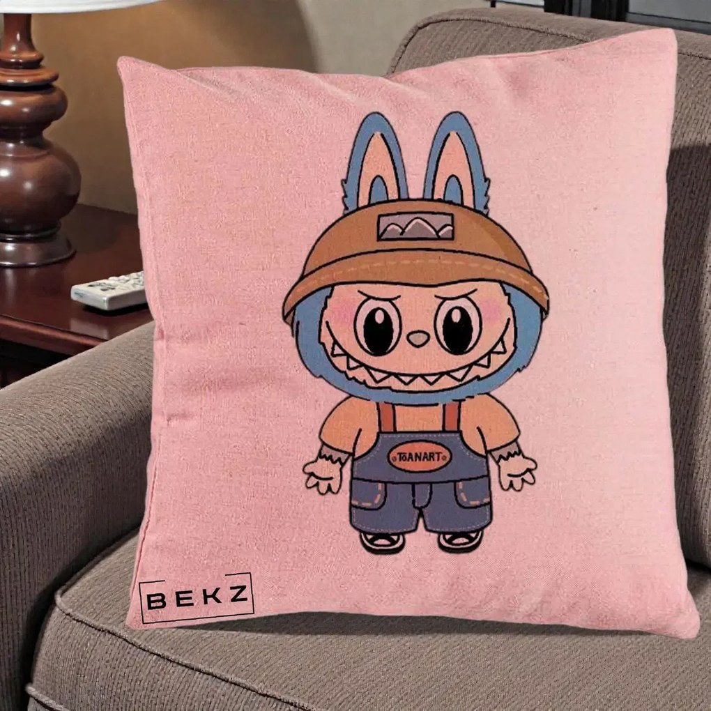 Perna Personalizata Labubu Toanart Blugi, 40x40 cm, Roz, Husa Detasabila, Perna Inclusa, BEKZ®