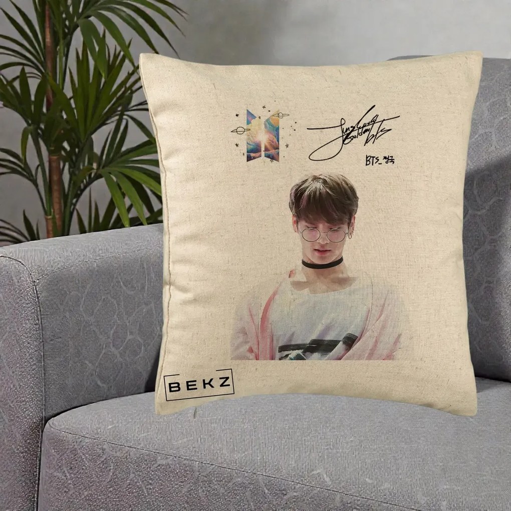 Perna Personalizata K-pop BTS Jungkook Portret cu Ochelari Autograf, 40x40 cm, Bej, Husa Detasabila, Perna Inclusa, BEKZ®