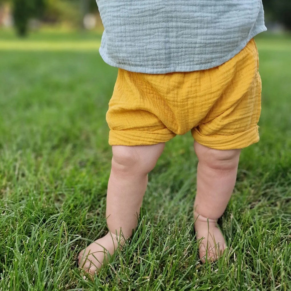 Pantaloni scurti din muselina dubla Kidizi Zuma curry