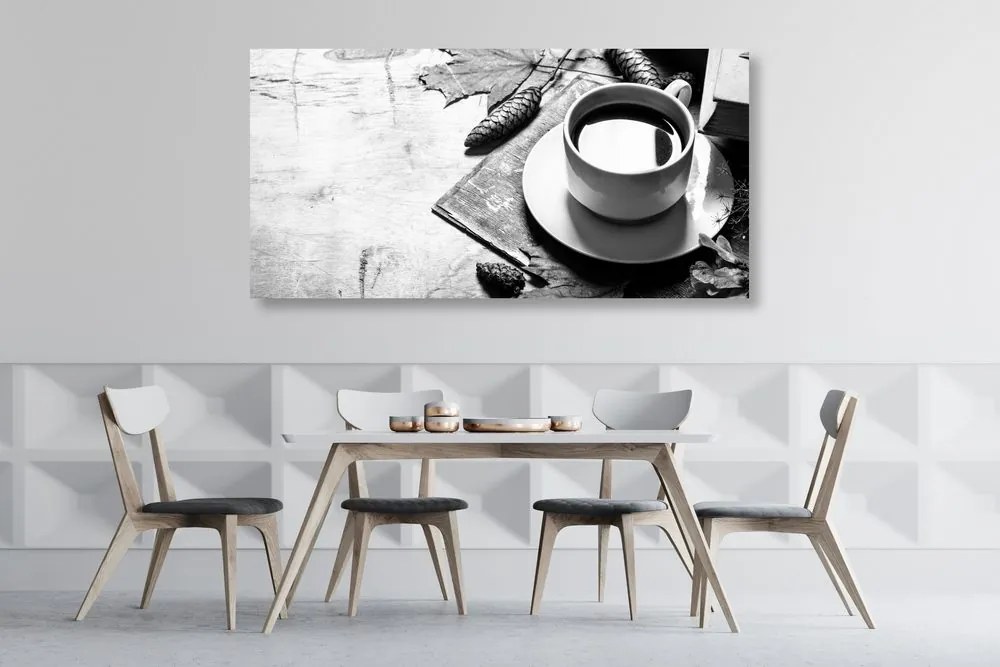 Tablou o cană de cafea cu atingere de toamnă în design alb-negru - 120x60