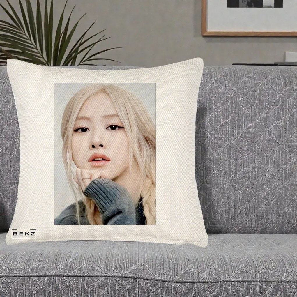 Perna Personalizata K-pop BLACKPINK Rose cu Jucarie de Plus, 40x40 cm, Crem Reliefat, Husa Detasabila, Perna Inclusa, BEKZ®
