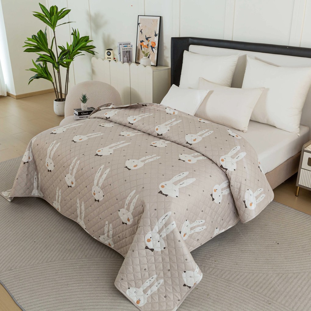 Cuvertura de pat cu model WHITE RABBIT, bej Dimensiune: 170 x 210 cm