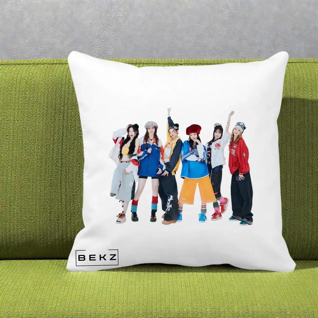 Perna Personalizata Grup K-pop Fete in Picioare Foto, 40x40 cm, Alba Mata, Husa Detasabila, Perna Inclusa, BEKZ®