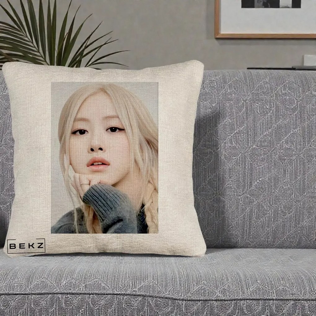Perna Personalizata K-pop BLACKPINK Rose cu Jucarie de Plus, 40x40 cm, Bej Canapea, Husa Detasabila, Perna Inclusa, BEKZ®