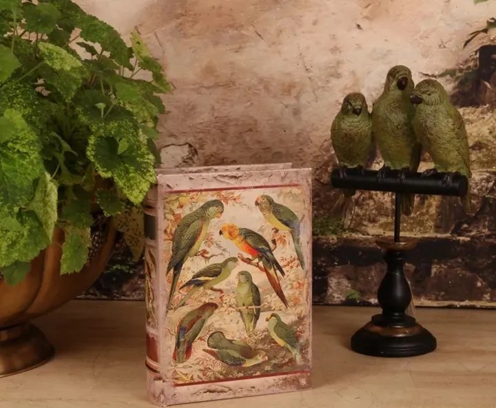 Statuetă decorativă din polirășină, trei papagali verzi pe stinghie neagră, picior sculptat cu detalii aurii, 33,5 x 18 x 10,5 cm, „Perruche