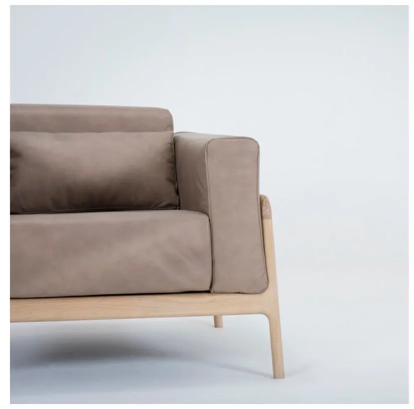 Fotoliu din piele bovină cu structură din lemn masiv de stejar Gazzda Fawn, maro deschis