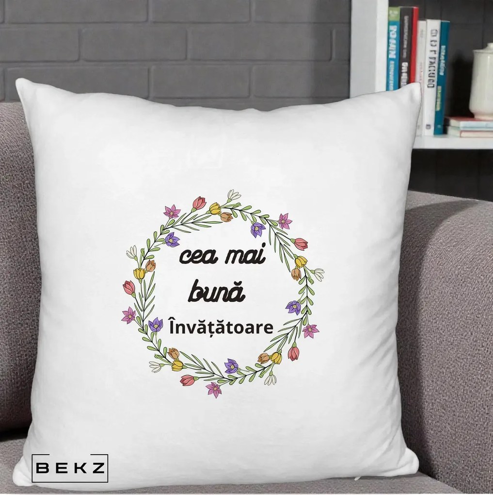Cadou pentru Invatatoare - Perna Personalizata Cea mai Buna Invatatore cu Coronita Florala Colorata, 40x40 cm, Alb Pufos, Husa Detasabila, Perna Inclusa, BEKZ®