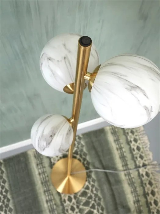 Lampadar cu 3 globuri din sticla cu aspect de marmura Carrara
