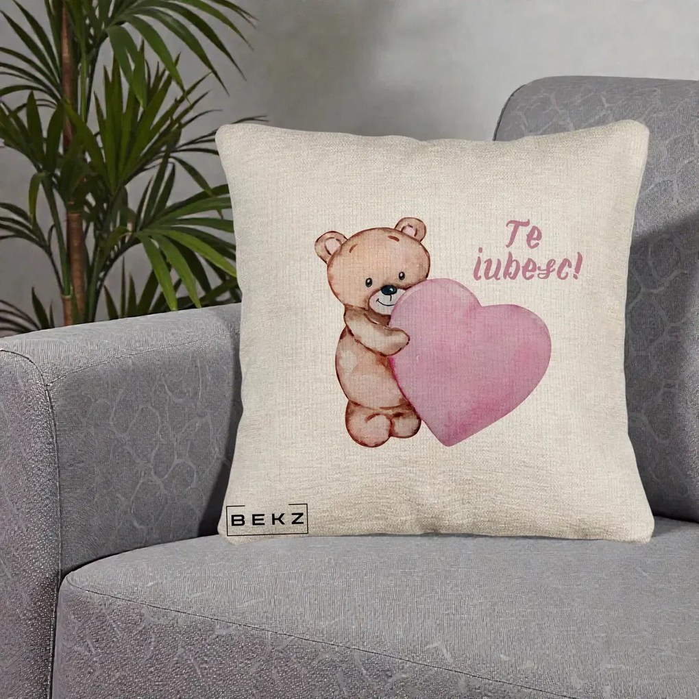 Cadou Romantic - Perna Personalizata Te Iubesc Ursulet cu Inima Roz Acuarela, 40x40 cm, Bej Canapea, Husa Detasabila, Perna Inclusa, BEKZ®