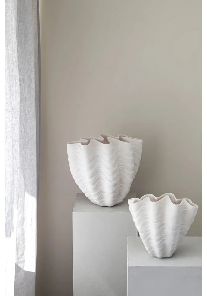 Vază albă din polirășină (înălțime 22 cm) Shell – Mette Ditmer Denmark