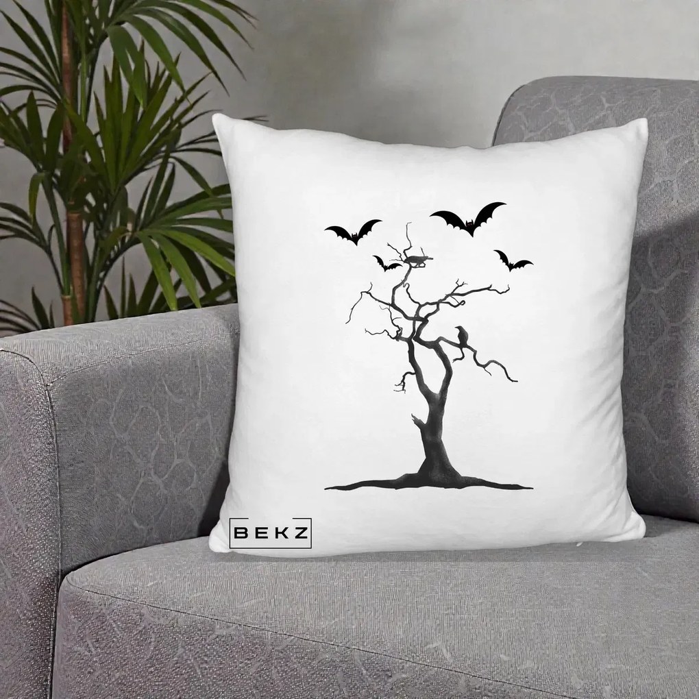 Perna Decorativa Halloween Copac cu Lilieci Alb-Negru, 40x40 cm, Alb Pufos, Husa Detasabila, Perna Inclusa, BEKZ®