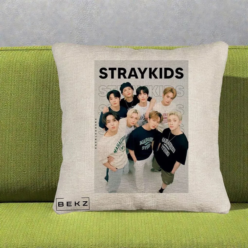 Perna Personalizata K-pop Stray Kids STRAYKIDS Alb-Negru cu Foto Grup, 40x40 cm, Bej Canapea, Husa Detasabila, Perna Inclusa, BEKZ®