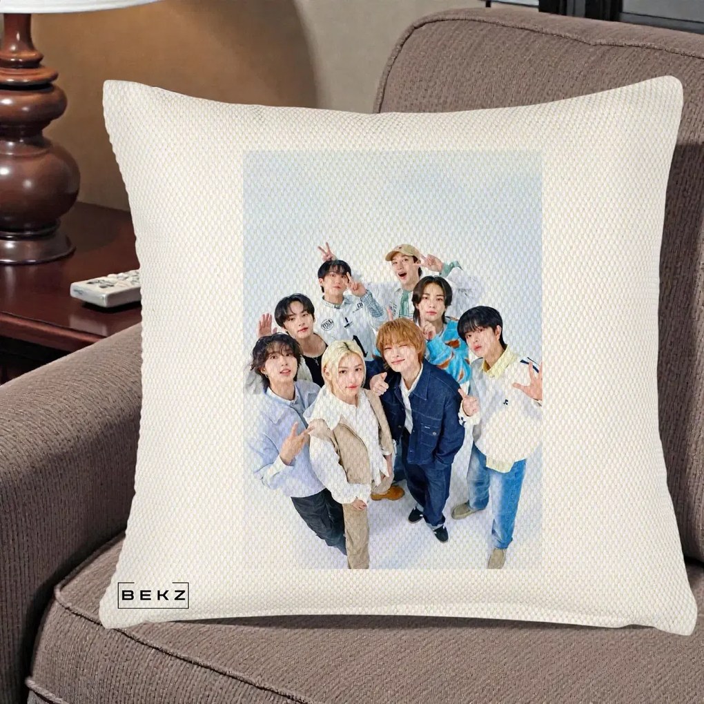 Perna Personalizata K-pop Stray Kids Foto Grup Alb cu 8 Membrii de Sus, 40x40 cm, Crem Reliefat, Husa Detasabila, Perna Inclusa, BEKZ®