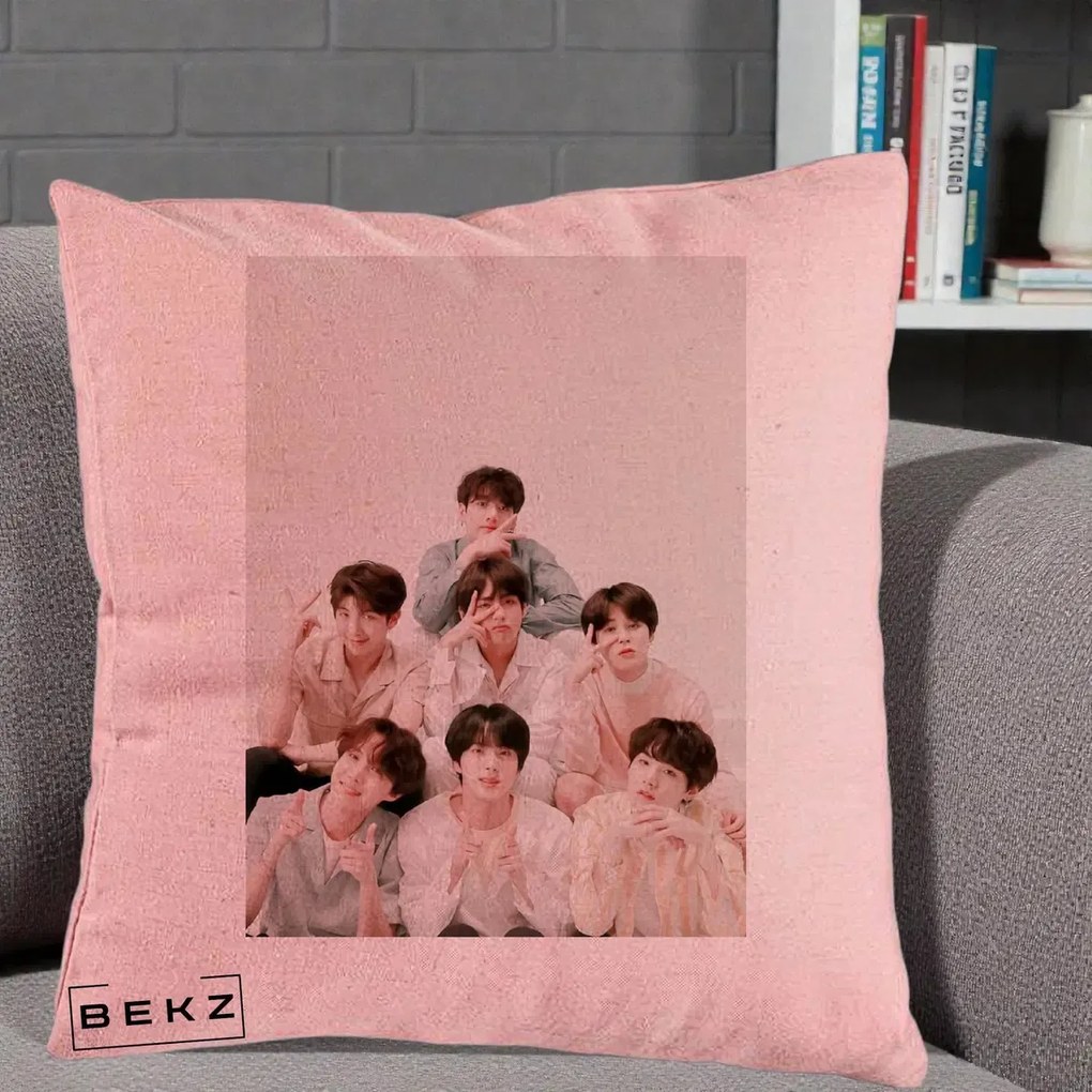 Perna Personalizata K-pop BTS Foto Grup Pastel, 40x40 cm, Roz, Husa Detasabila, Perna Inclusa, BEKZ®