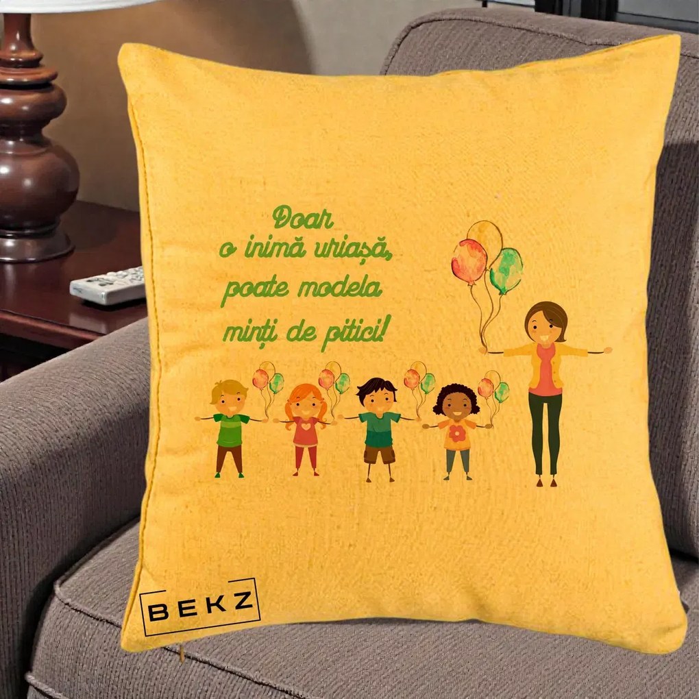 Cadou pentru Educatoare - Perna Personalizata Doar o Inima Uriasa poate Modela Minti de Pitici cu Educatoare si Baloane, 40x40 cm, Galben, Husa Detasabila, Perna Inclusa, BEKZ®