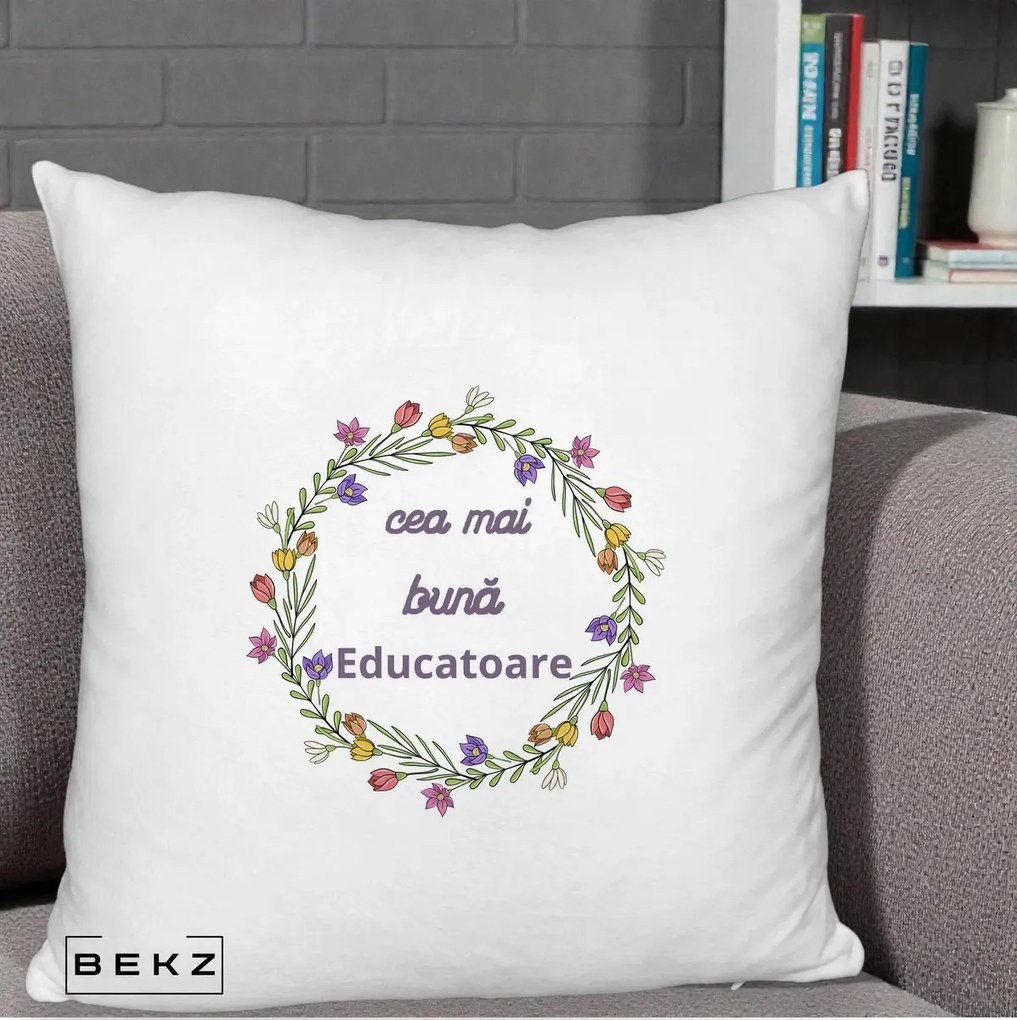 Cadou pentru Educatoare - Perna Personalizata Cea mai Buna Educatoare cu Coronita Florala Colorata, 40x40 cm, Alb Pufos, Husa Detasabila, Perna Inclusa, BEKZ®