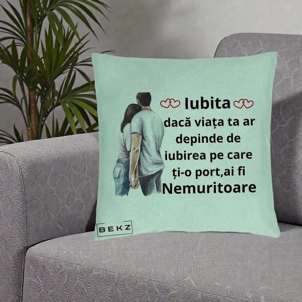 Cadou pentru Iubita - Perna Personalizata Iubita Nemuritoare cu Cuplu Acuarela Roz si Inimi, 40x40 cm, Verde Menta, Husa Detasabila, Perna Inclusa, BEKZ®