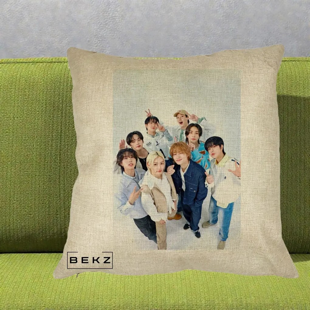 Perna Personalizata K-pop Stray Kids Foto Grup Alb cu 8 Membrii de Sus, 40x40 cm, Crem, Husa Detasabila, Perna Inclusa, BEKZ®
