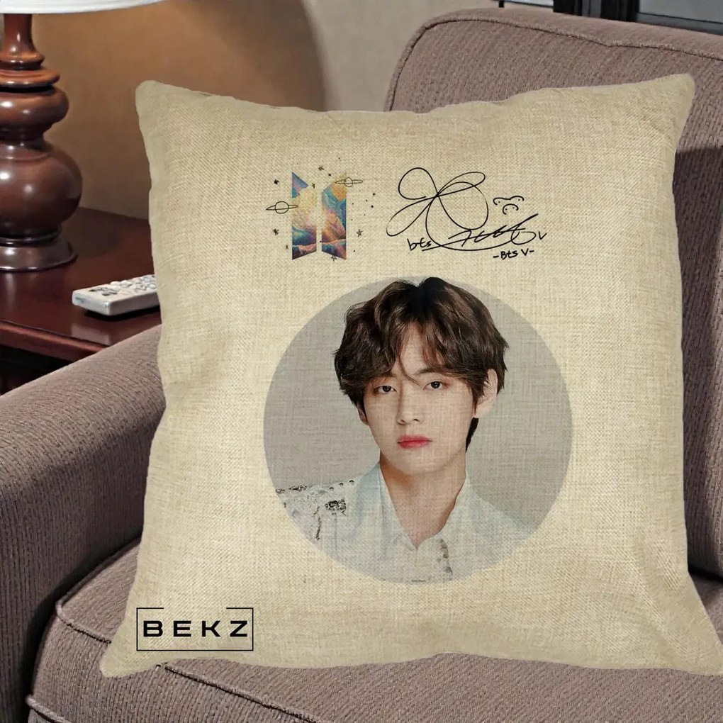 Perna Personalizata K-pop BTS V Taehyung Portret Cerc Autograf, 40x40 cm, Crem, Husa Detasabila, Perna Inclusa, BEKZ®