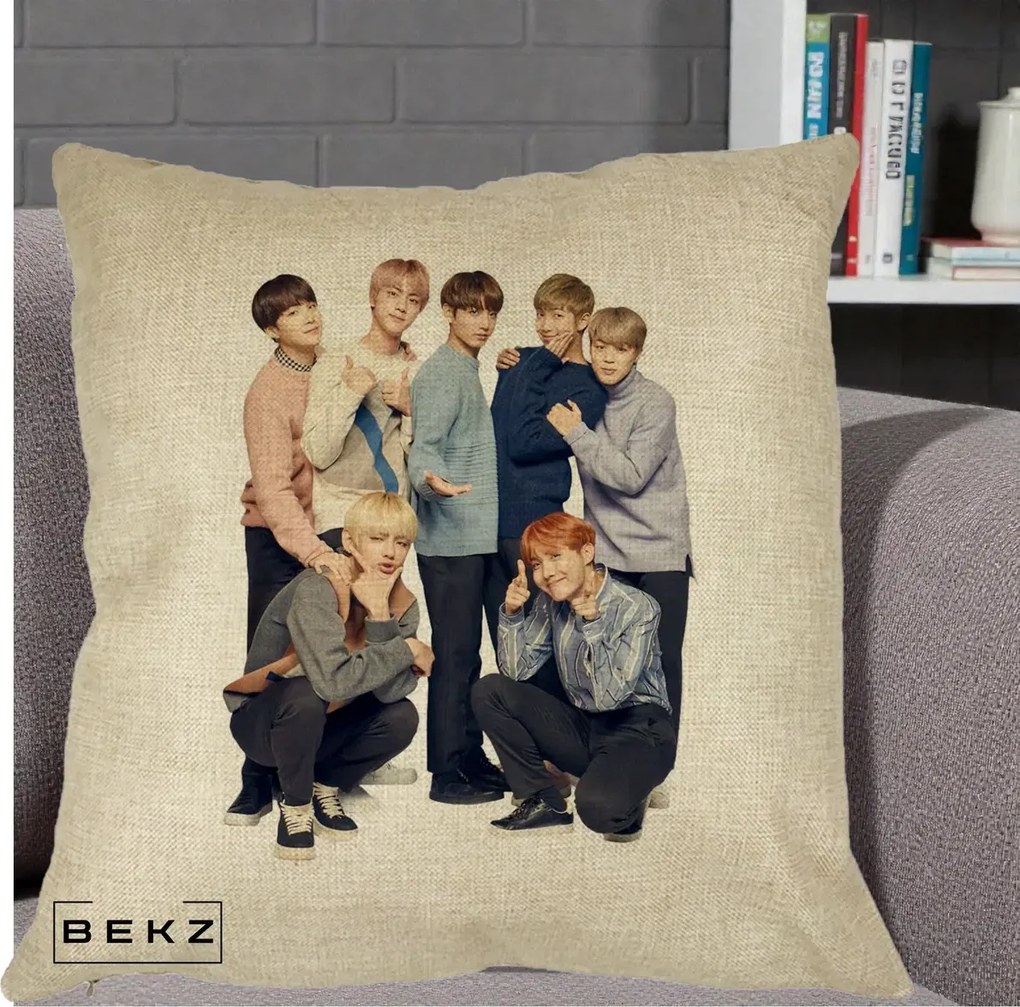 Perna Personalizata K-pop BTS Foto Grup In Picioare Tricoturi, 40x40 cm, Crem, Husa Detasabila, Perna Inclusa, BEKZ®