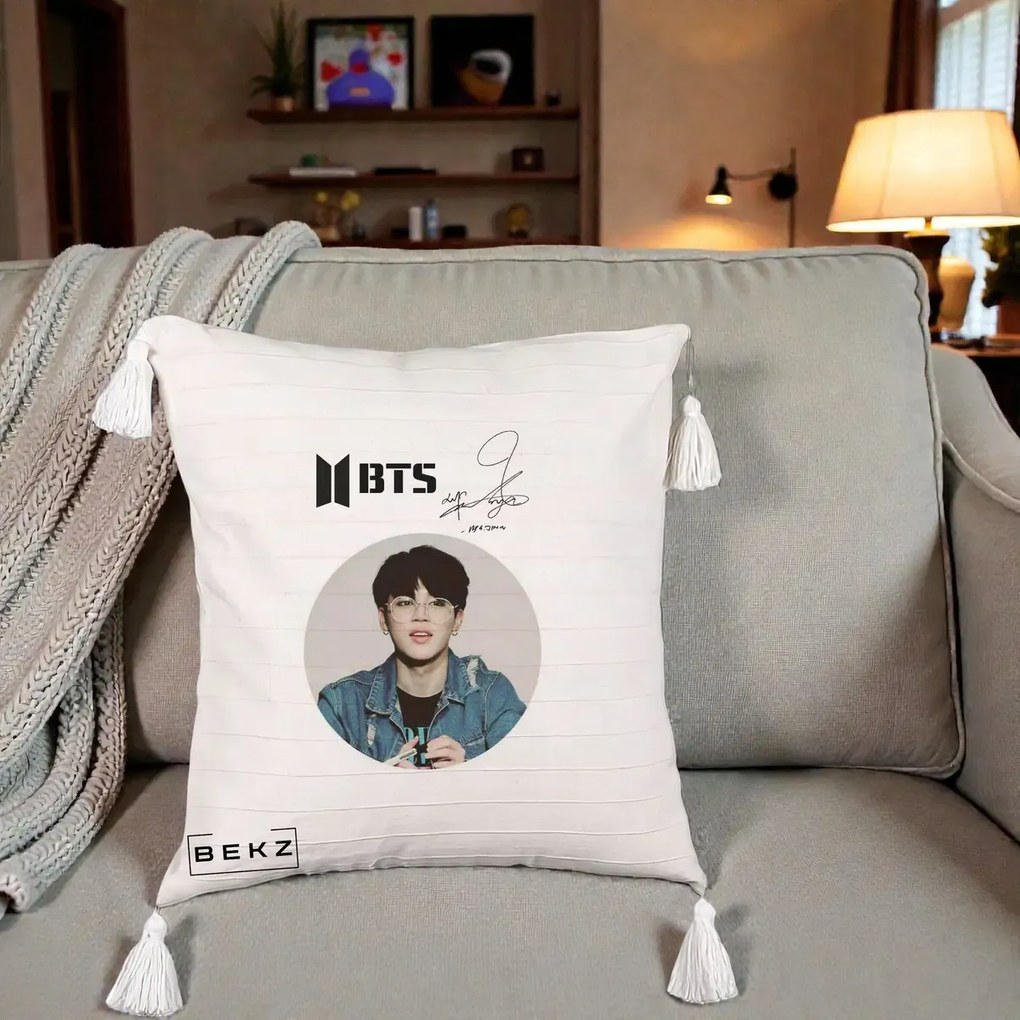 Perna Personalizata K-pop BTS Jimin Portret Cerc Autograf Geaca, 40x40 cm, Bej cu Franjuri, Husa Detasabila, Perna Inclusa, BEKZ®