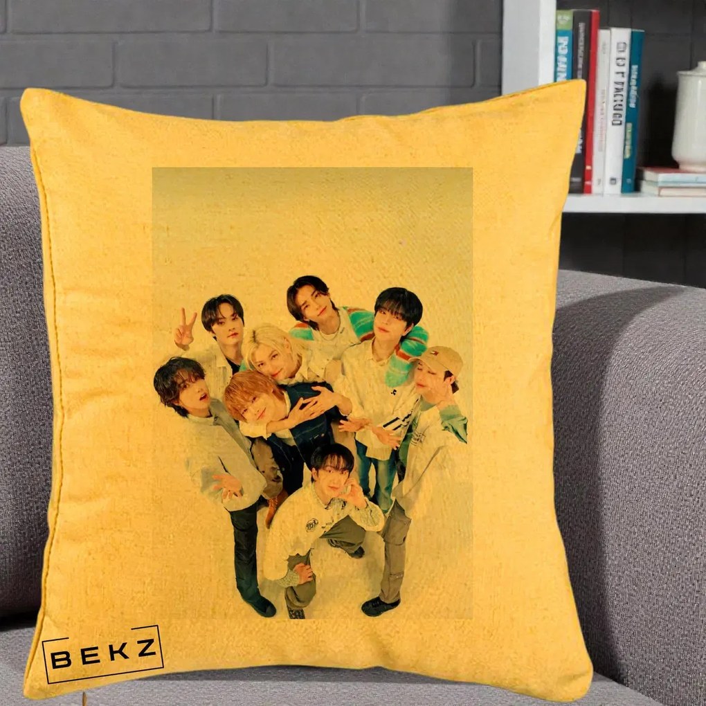 Perna Personalizata K-pop Stray Kids Foto Grup Bleu, 40x40 cm, Galben, Husa Detasabila, Perna Inclusa, BEKZ®