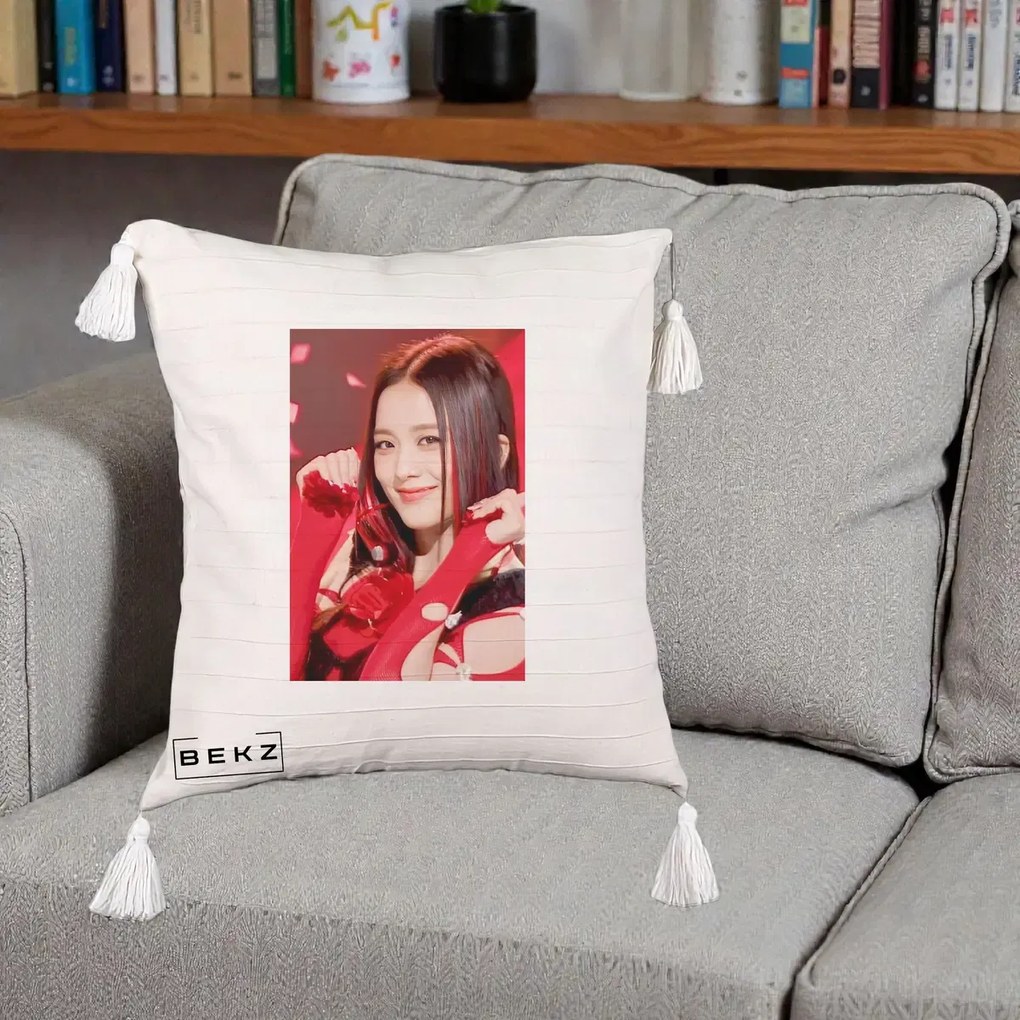 Perna Personalizata K-pop BLACKPINK Jisoo Rosu, 40x40 cm, Bej cu Franjuri, Husa Detasabila, Perna Inclusa, BEKZ®