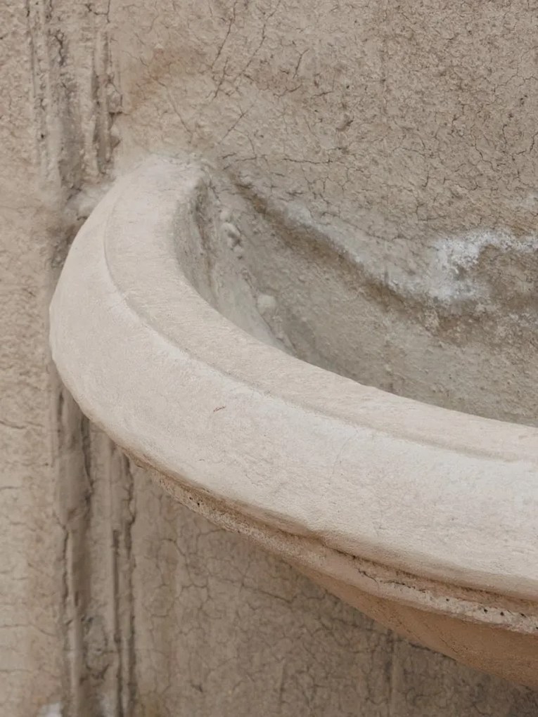 Fantana decorativa de gradina, din piatra si rasina, Aliena