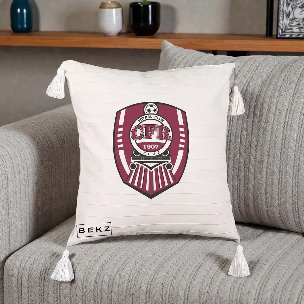 Perna Personalizata CFR Cluj Fotbal Club 1907, 40x40 cm, Bej cu Franjuri, Husa Detasabila, Perna Inclusa, BEKZ®