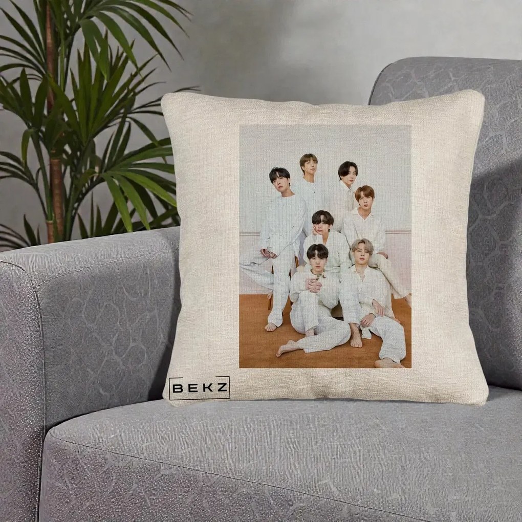 Perna Personalizata K-pop BTS Foto Grup All-White Elegant, 40x40 cm, Bej Canapea, Husa Detasabila, Perna Inclusa, BEKZ®