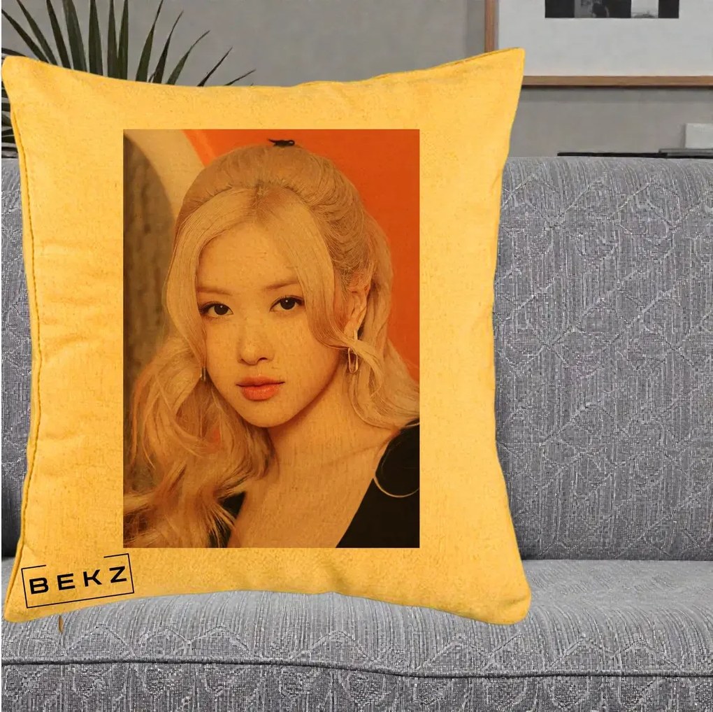 Perna Personalizata K-pop BLACKPINK cu Funda Rosie, 40x40 cm, Galben, Husa Detasabila, Perna Inclusa, BEKZ®