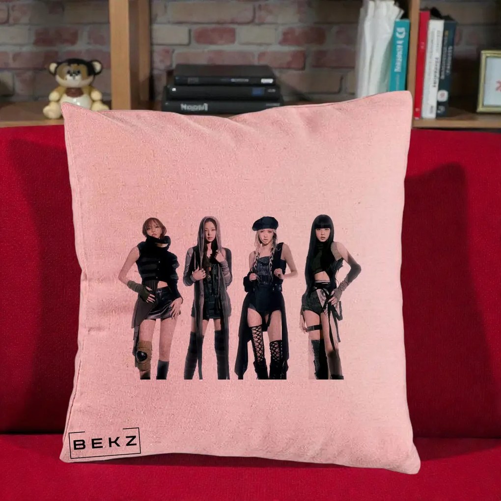 Perna Personalizata K-pop BLACKPINK Tinute Negre Elegante Grup, 40x40 cm, Roz, Husa Detasabila, Perna Inclusa, BEKZ®