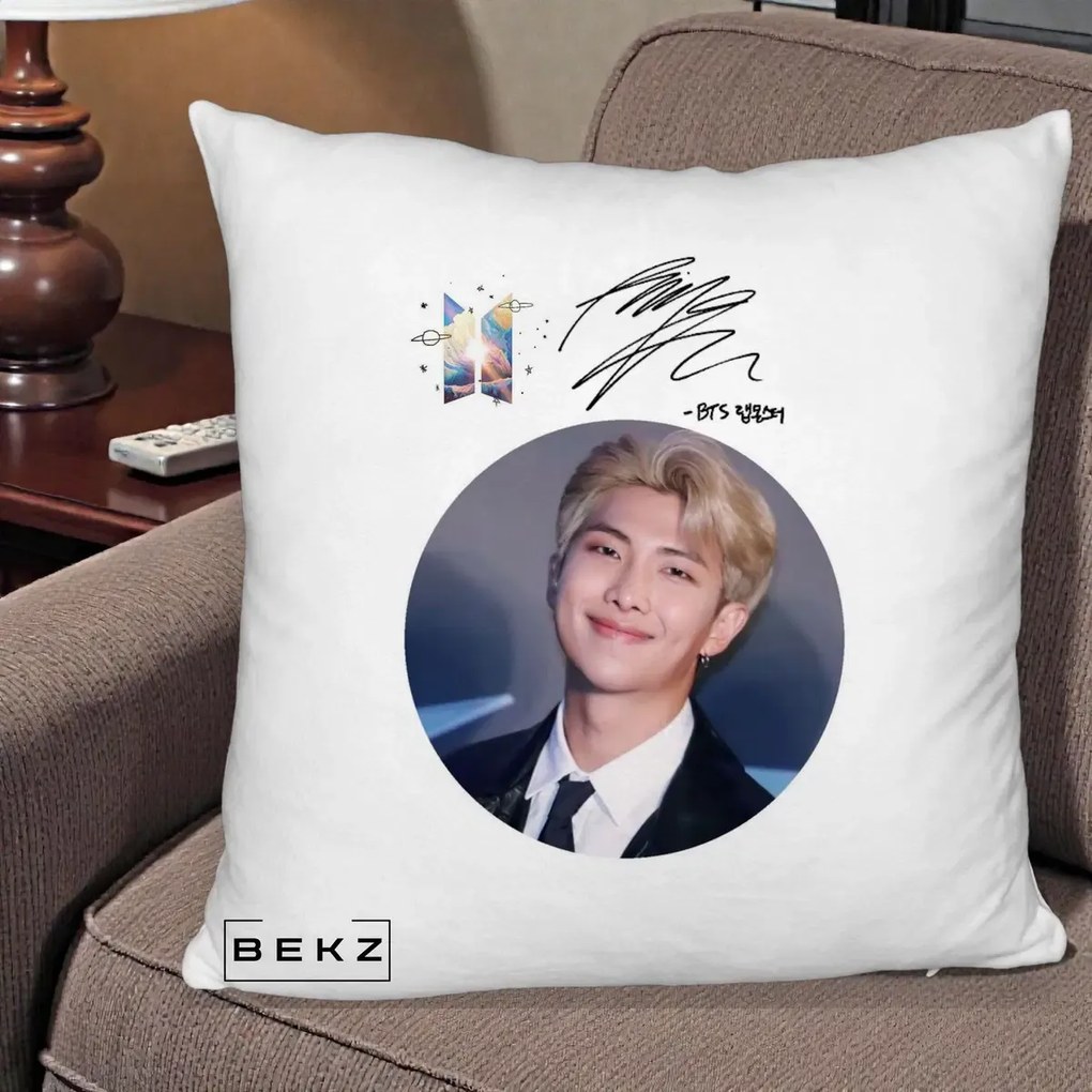 Perna Personalizata K-pop BTS RM Namjoon Portret Cerc cu Autograf, 40x40 cm, Alb Pufos, Husa Detasabila, Perna Inclusa, BEKZ®