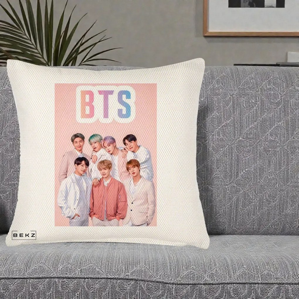 Perna Personalizata K-pop BTS Foto Grup cu BTS si Fond Roz Pastel, 40x40 cm, Crem Reliefat, Husa Detasabila, Perna Inclusa, BEKZ®