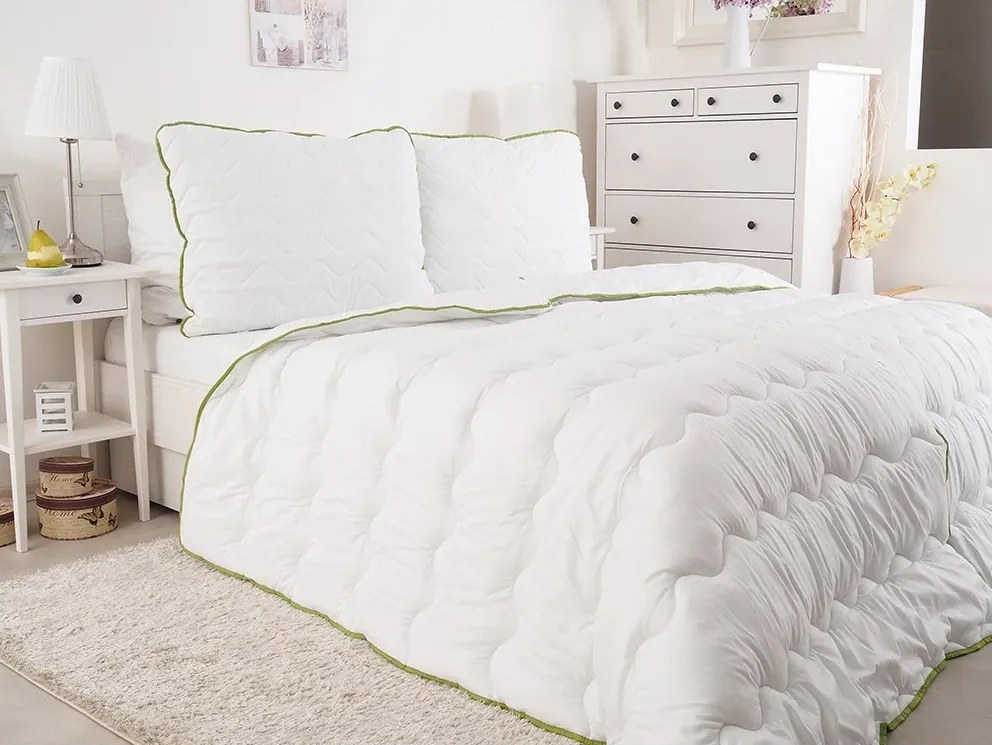 Plapuma matlasata pentru tot anul 140x200 cm cu perna BELLA ALOE VERA 70x90 cm, alba