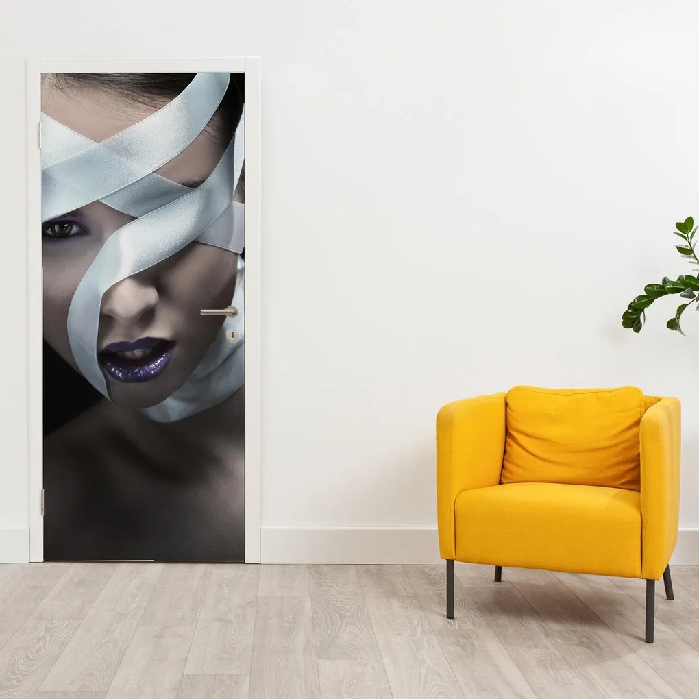 Fototapet pentru ușă - Femeia cu panglică (95x205cm)