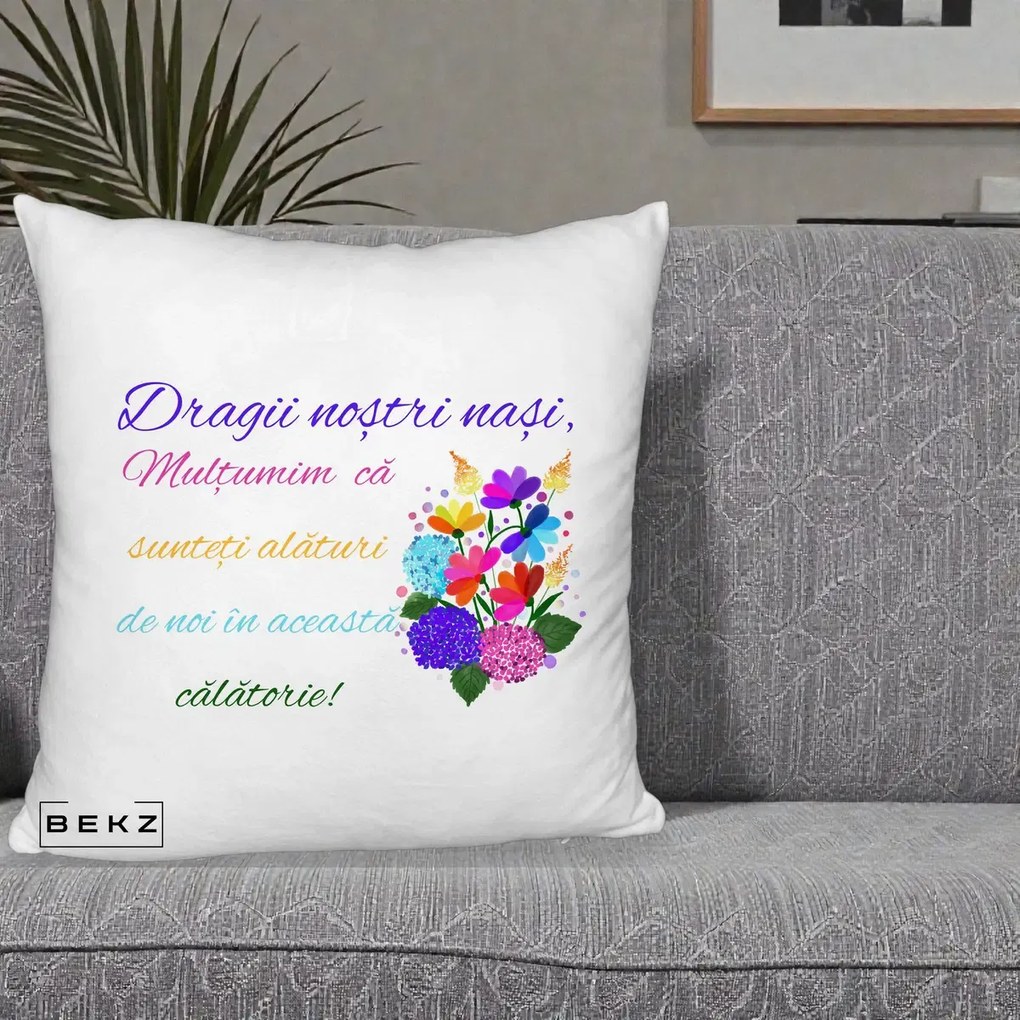 Perna personalizata nasi: Dragii nostri nasi, multumim, text colorat, 40x40 cm cu Umplutura, Alb Pufos, BEKZ