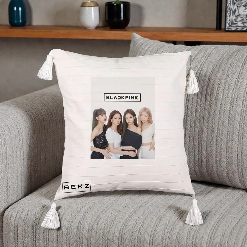 Perna Personalizata K-pop BLACKPINK Foto Grup-Negru, 40x40 cm, Bej cu Franjuri, Husa Detasabila, Perna Inclusa, BEKZ®