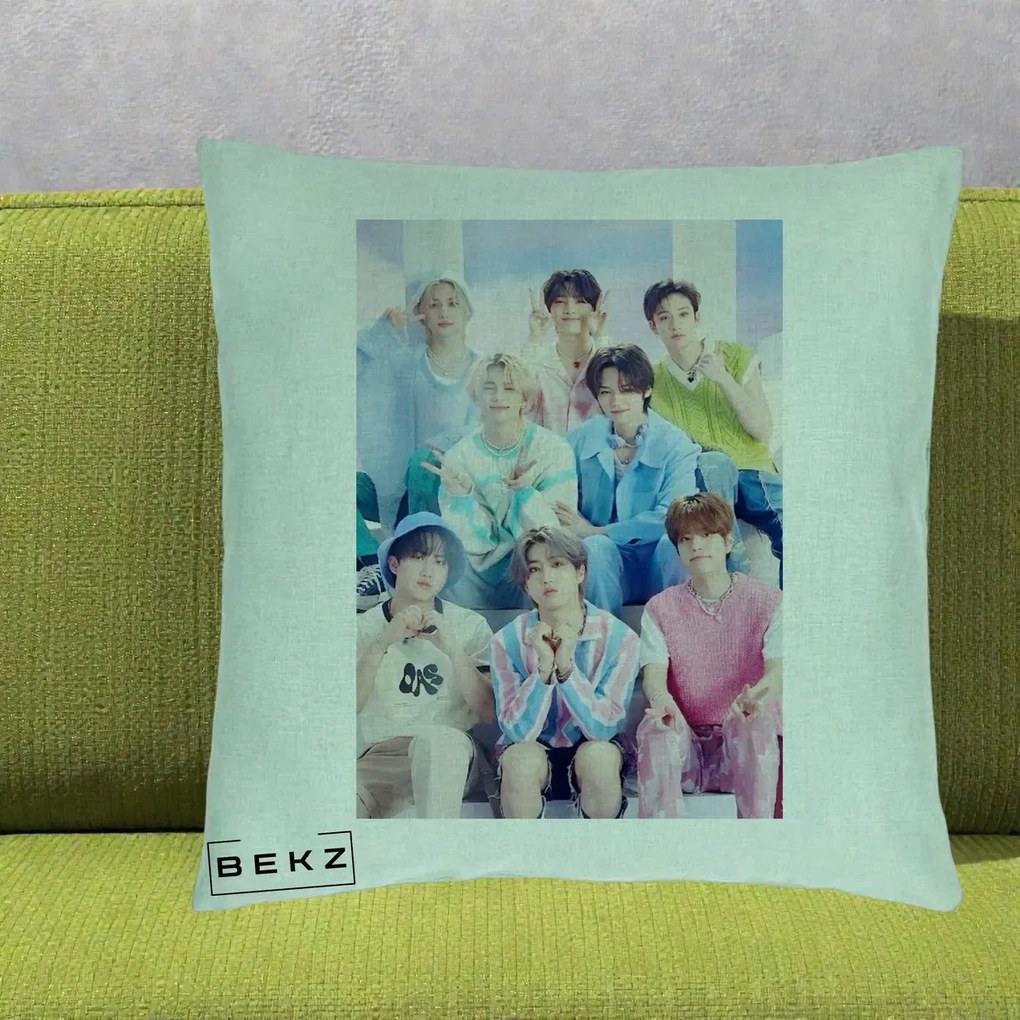 Perna Personalizata K-Pop Grup Foto Pasteluri cu 8 Artisti, 40x40 cm, Verde Menta, Husa Detasabila, Perna Inclusa, BEKZ®