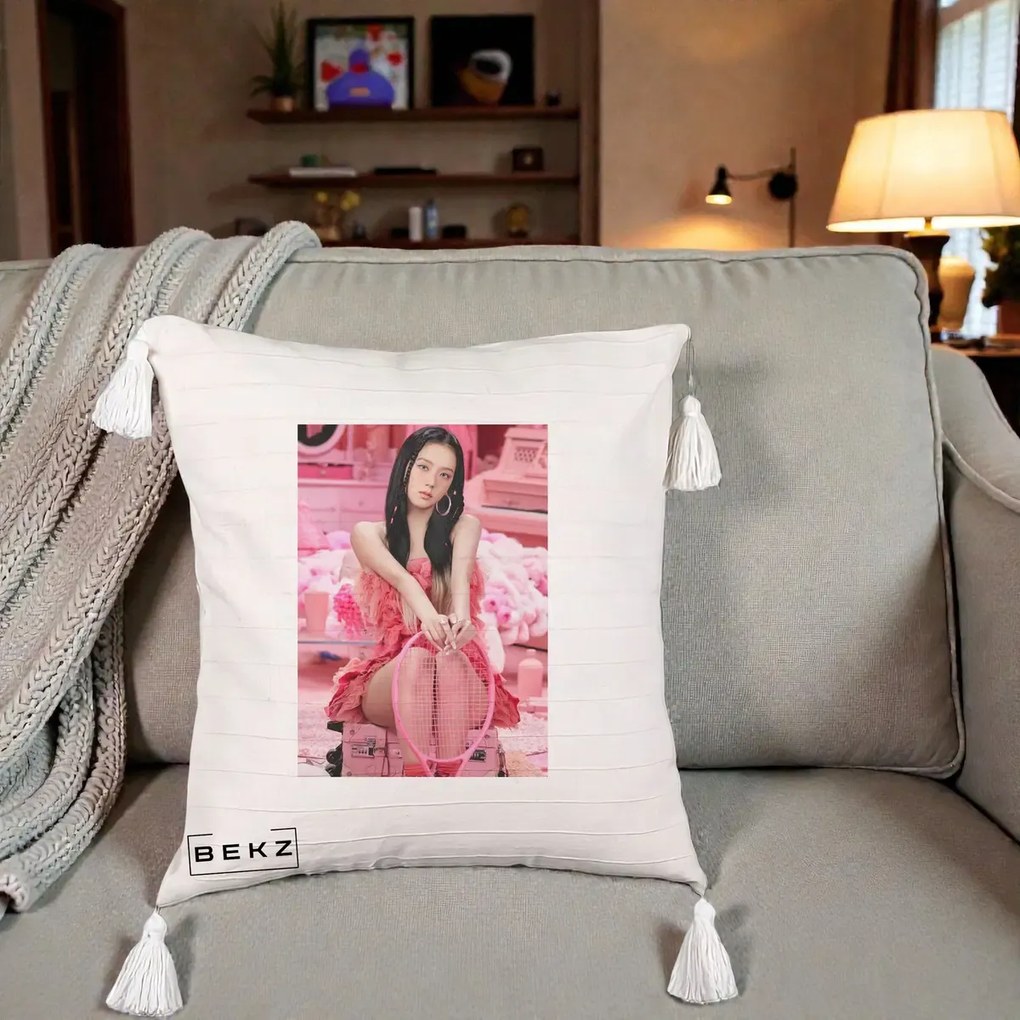 Perna Personalizata K-pop BLACKPINK Jisoo Pink Room, 40x40 cm, Bej cu Franjuri, Husa Detasabila, Perna Inclusa, BEKZ®