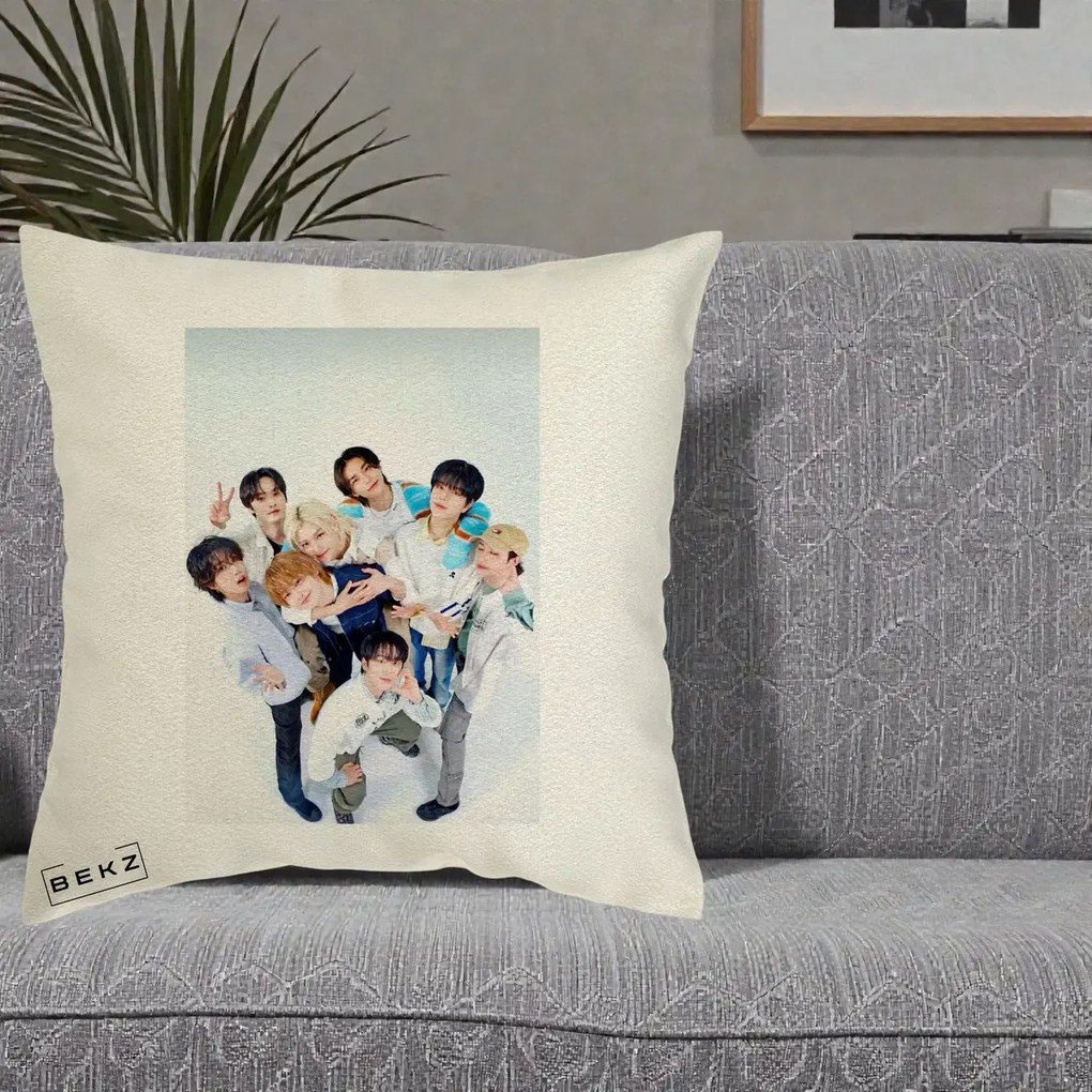 Perna Personalizata K-pop Stray Kids Foto Grup Bleu, 40x40 cm, Ecru, Husa Detasabila, Perna Inclusa, BEKZ®