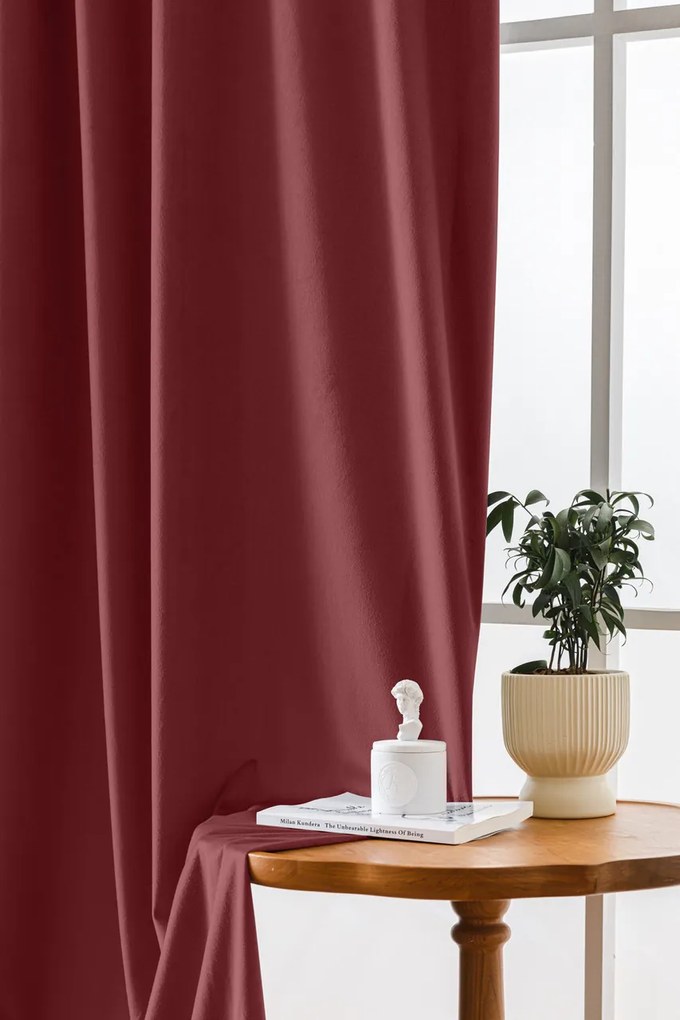 Draperie opaca culoarea vinului VELVET 135x250 cm Agățat: Inele metalice