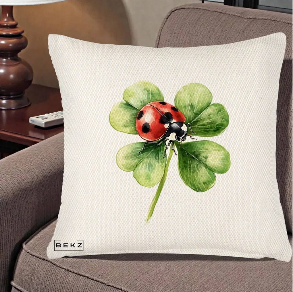 Perna Decorativa Buburuza Norocoasa pe Trifoi cu Patru Foi, 40x40 cm, Crem Reliefat, Husa Detasabila, Perna Inclusa, BEKZ®
