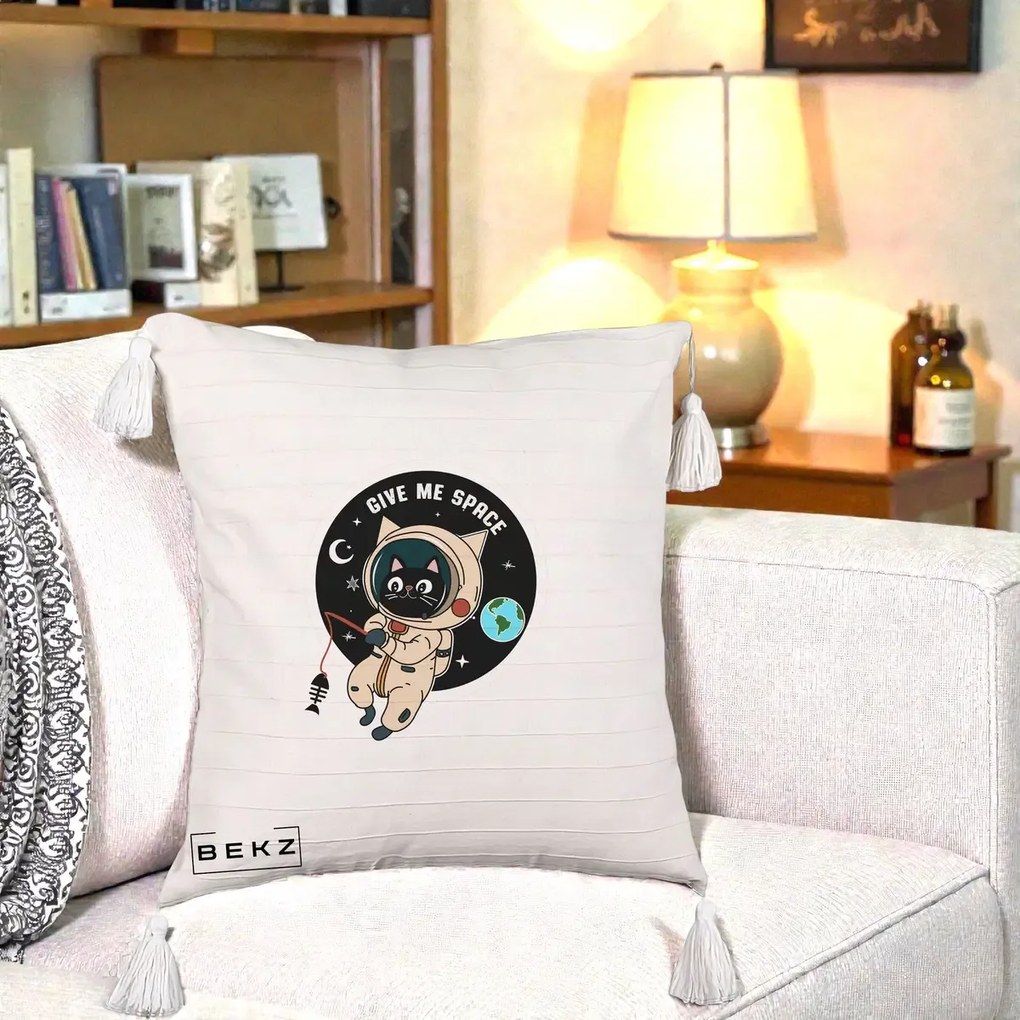 Perna Decorativa Give Me Space Pisica Astronaut, 40x40 cm, Bej cu Franjuri, Husa Detasabila, Perna Inclusa, BEKZ®