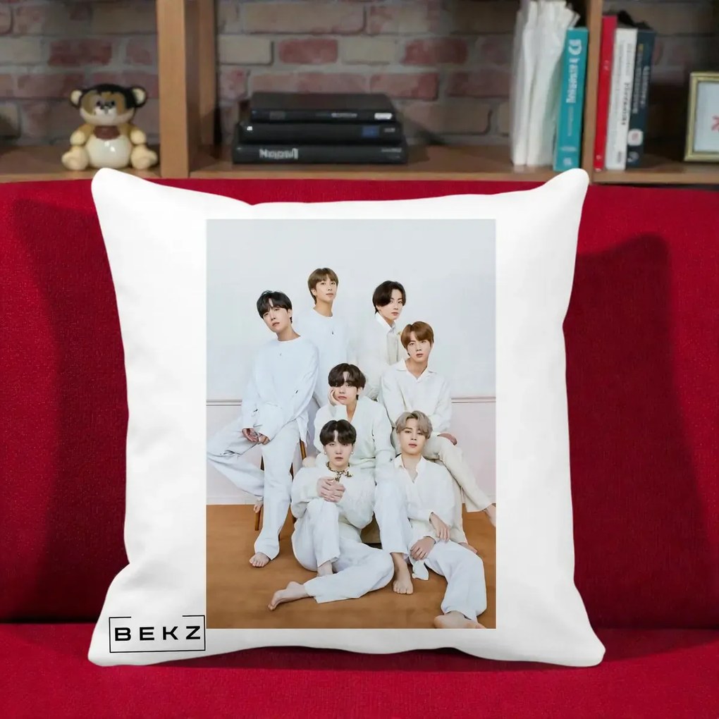 Perna Personalizata K-pop BTS Foto Grup All-White Elegant, 40x40 cm, Alba Mata, Husa Detasabila, Perna Inclusa, BEKZ®