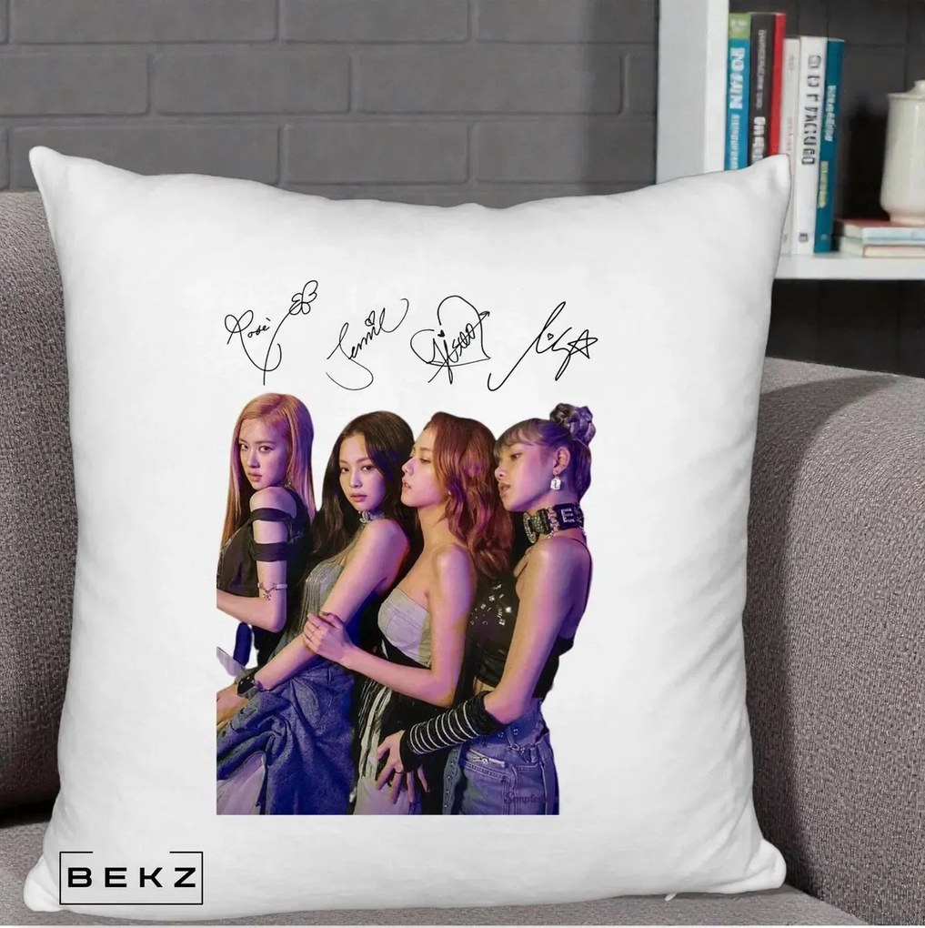 Perna Personalizata K-pop BLACKPINK Fotografie Grup Autografe Deasupra, 40x40 cm, Alb Pufos, Husa Detasabila, Perna Inclusa, BEKZ®