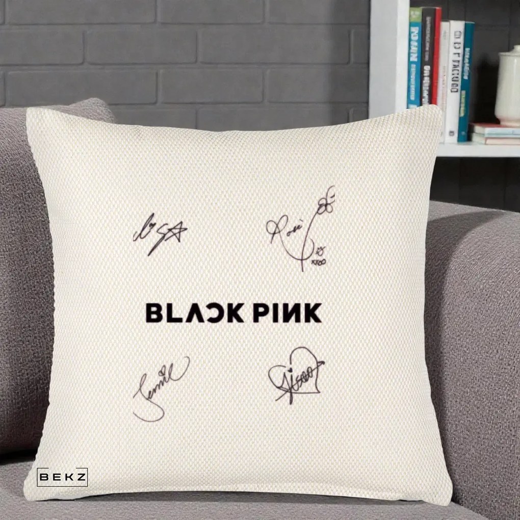 Perna Personalizata K-pop BLACKPINK Tinute Negre Grup Simplu, 40x40 cm, Crem Reliefat, Husa Detasabila, Perna Inclusa, BEKZ®